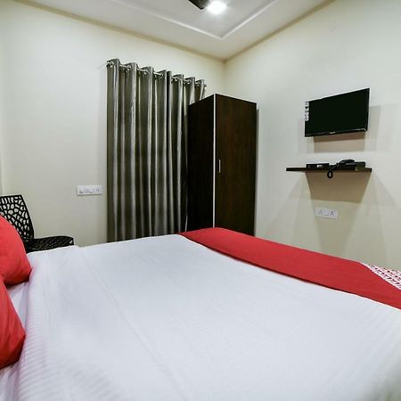 Oyo 16606 Iconic Living Hotel Hyderabad Exterior photo